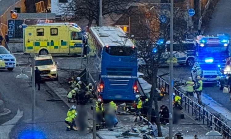 Kaos në Stokholm: Autobusi shkatërron stacionin, disa të plagosur rëndë