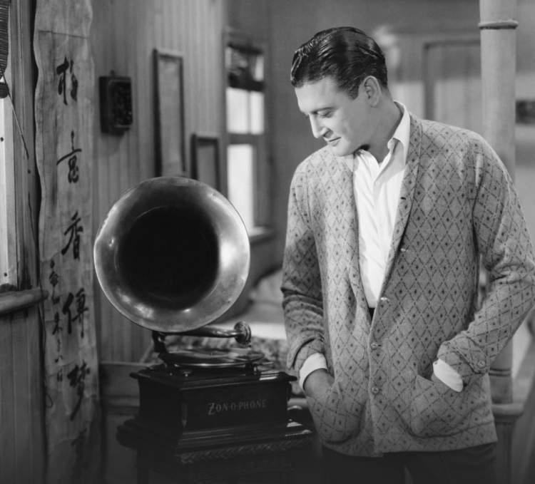 E dije? Kur bëhesh 33 vjeç/e, shija jote muzikore fillon të konsiderohet e vjetër nga të rinjtë