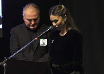 Adelina Tahiri në lot gjatë homazheve për Shpat Kasapin: Sot, ti po këndon me engjëjt