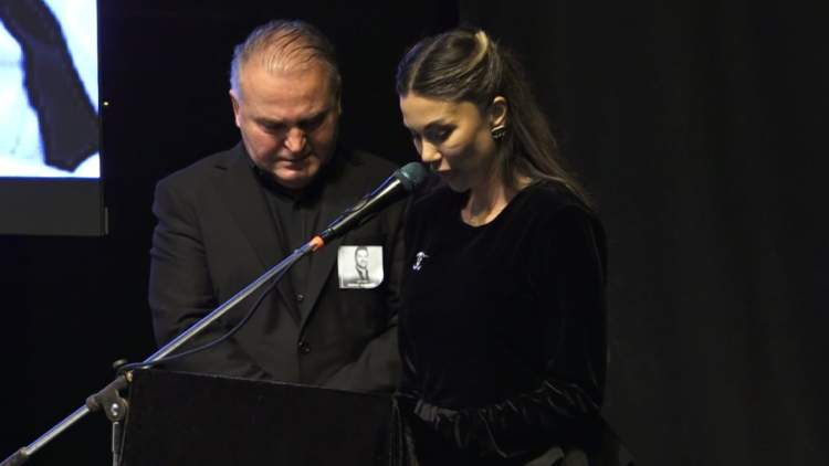 Adelina Tahiri në lot gjatë homazheve për Shpat Kasapin: Sot, ti po këndon me engjëjt