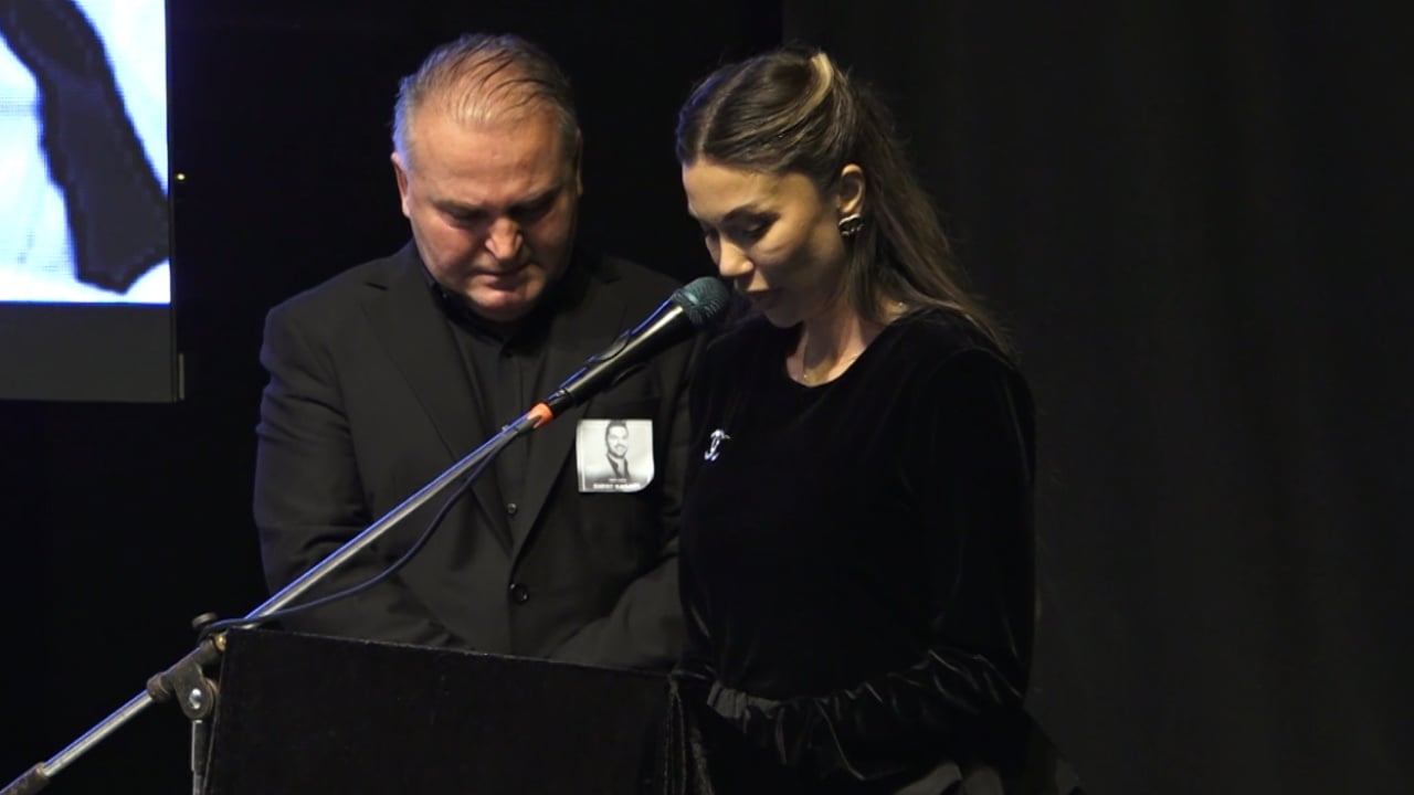 Adelina Tahiri në lot gjatë homazheve për Shpat Kasapin: Sot, ti po këndon me engjëjt