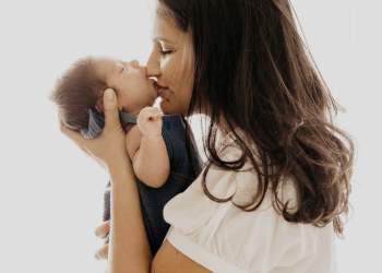 Studimi: Gratë që lindin pas moshës 33 vjeç jetojnë më gjatë se të tjerat