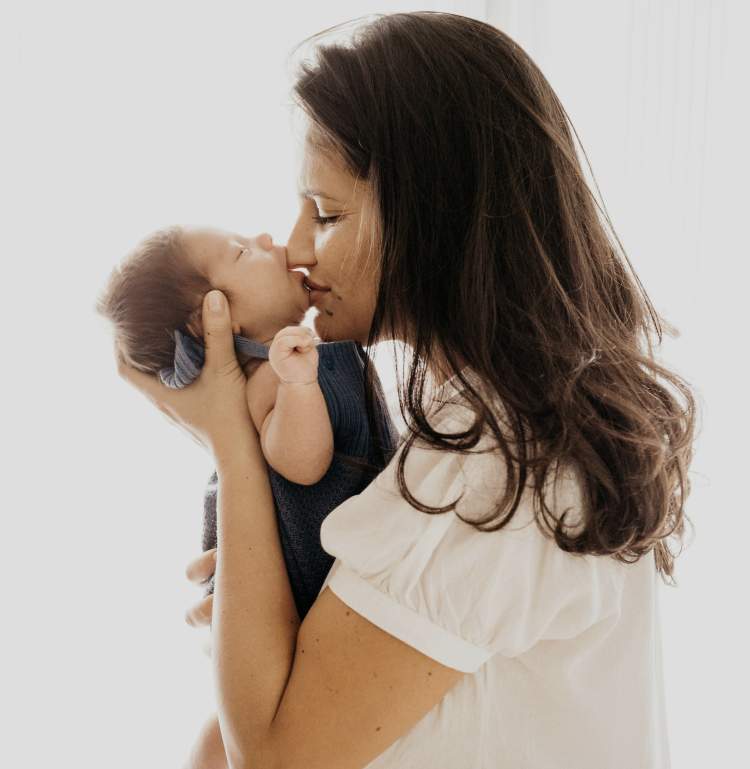 Studimi: Gratë që lindin pas moshës 33 vjeç jetojnë më gjatë se të tjerat