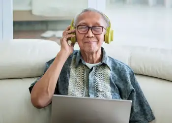 Studimi: Dëgjimi i muzikës shumicën e ditëve mund të ulë rrezikun e demencës tek të moshuarit