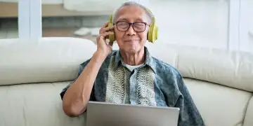 Studimi: Dëgjimi i muzikës shumicën e ditëve mund të ulë rrezikun e demencës tek të moshuarit