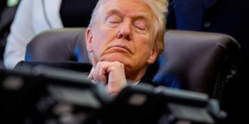 Trump reagon pas pamjeve virale ku duket me sy mbyllur: Nuk jam nga ata që flenë