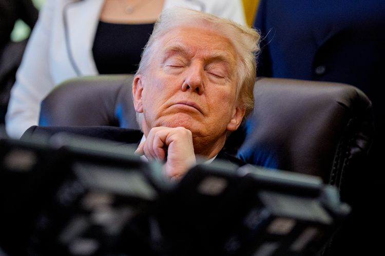 Trump reagon pas pamjeve virale ku duket me sy mbyllur: Nuk jam nga ata që flenë