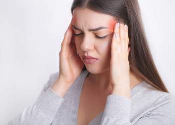 Ushqimet që ndihmojnë në luftën kundër dhimbjes së kokës: Çfarë rekomandojnë ekspertët