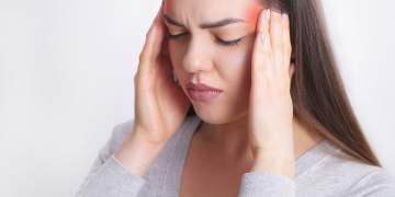 Ushqimet që ndihmojnë në luftën kundër dhimbjes së kokës: Çfarë rekomandojnë ekspertët