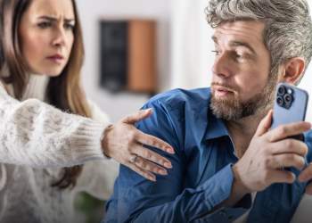Fshehja e telefonit në një marrëdhënie: Çfarë thonë studimet për këtë sjellje?