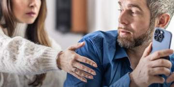 Fshehja e telefonit në një marrëdhënie: Çfarë thonë studimet për këtë sjellje?