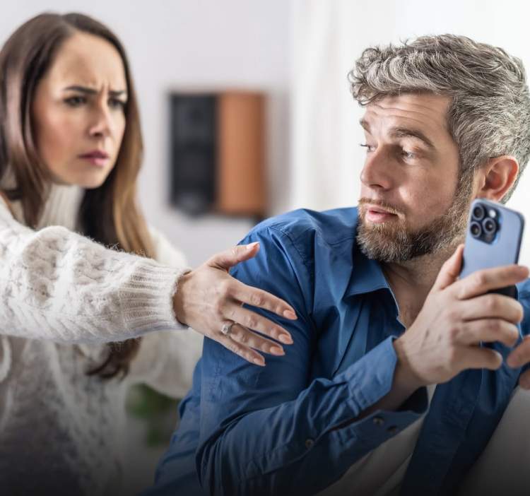 Fshehja e telefonit në një marrëdhënie: Çfarë thonë studimet për këtë sjellje?