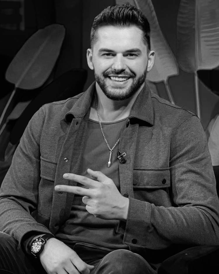 I njëjti fat tragjik si i ati që ndërroi jetë në të njëjtën moshë… Historia e dhimbshme që Shpat Kasapi e kujtoi në intervistën e tij të fundit