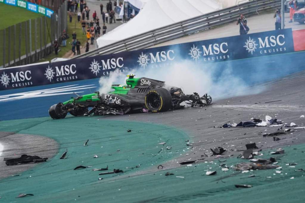 Momente paniku në pistë: Piloti debutues i Formula 1 humb kontrollin dhe godet barrierat