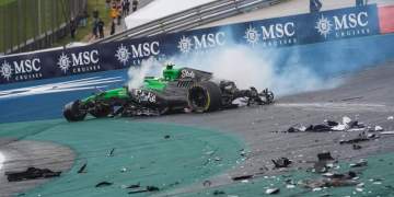 Momente paniku në pistë: Piloti debutues i Formula 1 humb kontrollin dhe godet barrierat