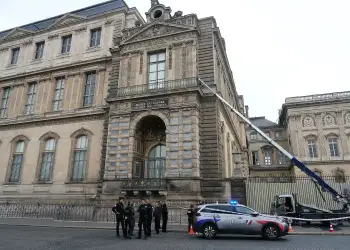 Siguria e Luvrit në qendër të kritikave pas grabitjes 100 milionë dollarëshe!