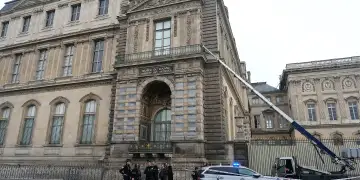 Siguria e Luvrit në qendër të kritikave pas grabitjes 100 milionë dollarëshe!