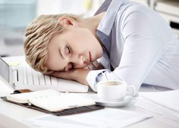 Përgjumja e tepërt gjatë ditës: Kur është koha për të konsultuar mjekun