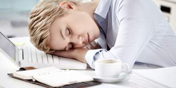 Përgjumja e tepërt gjatë ditës: Kur është koha për të konsultuar mjekun