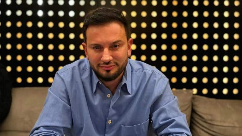 Gazetari Elton Tozaj paditet nga Klea dhe Elgiti?