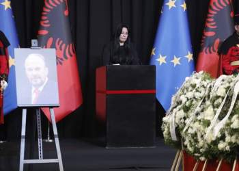 Xhoana Nano mes lotëve: Faleminderit Fatos që me deshe dhe më dhe mundësinë të të dua