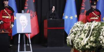 Xhoana Nano mes lotëve: Faleminderit Fatos që me deshe dhe më dhe mundësinë të të dua