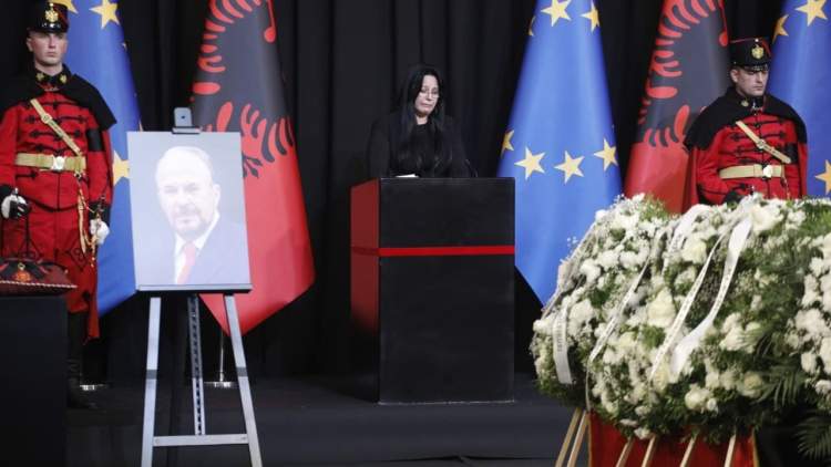 Xhoana Nano mes lotëve: Faleminderit Fatos që me deshe dhe më dhe mundësinë të të dua