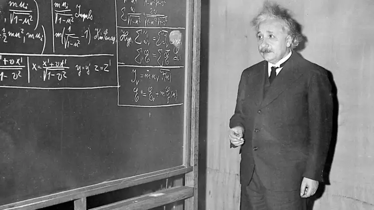 Sa student i mirë ishte Ajnshtajni dhe kush e ndihmoi të formulonte Teorinë e Relativitetit?