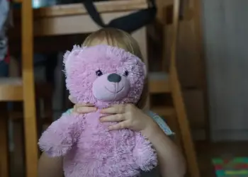 Skandal në Kinë/ Lodra prej pelushi u mëson fëmijëve për marrëdhëniet seksuale dhe përdorimin e thikave