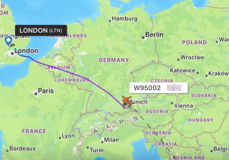 Alarm në ajër! 5 pasagjerë humbasin ndjenjat, avioni Londër–Tiranë devijon dhe kthehet në Londër