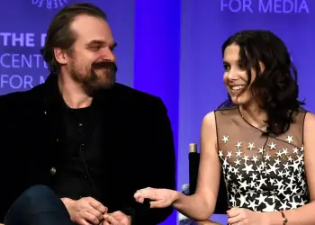 David Harbour reagon pasi Millie Bobby Brown e akuzoi për ngacmim: Nuk ishte qëllimi im