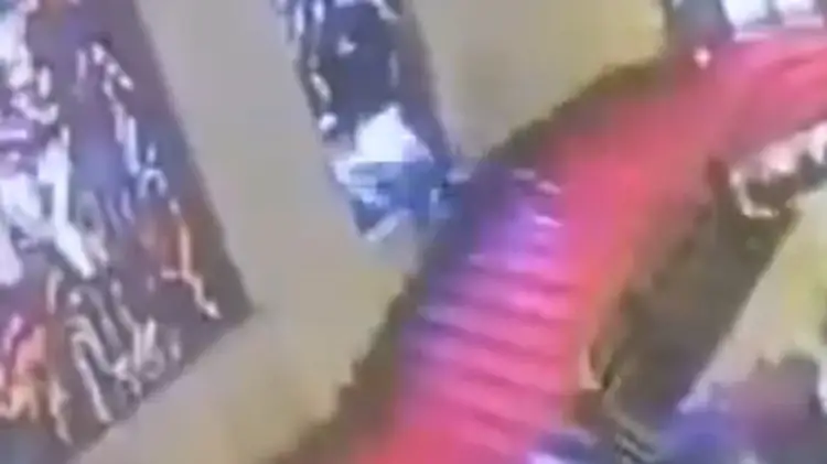 Video/ Politikani italian bie me kokë në dritaren e çmuar prej xhami dhe e thyen atë