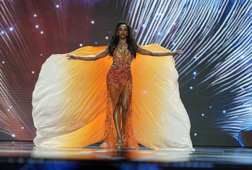 Incident në ‘Miss Universe’: Përfaqësuesja e Xhamajkës rrëzohet në skenë, dërgohet në spital