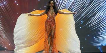 Incident në ‘Miss Universe’: Përfaqësuesja e Xhamajkës rrëzohet në skenë, dërgohet në spital