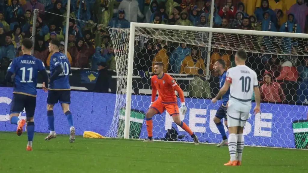 Granit Xhaka u prit si “armik” në Prishtinë, pse u fishkëllye nga tifozët sa herë prekte topin?