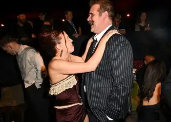 Tensionet e padisë nuk ndalojnë shfaqjen e David Harbour dhe Millie Bobby Brown së bashku në tapetin e kuq!