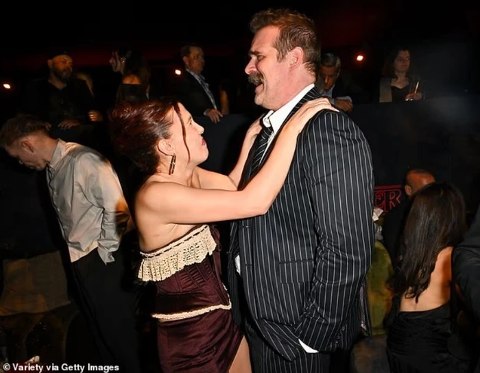 Tensionet e padisë nuk ndalojnë shfaqjen e David Harbour dhe Millie Bobby Brown së bashku në tapetin e kuq!