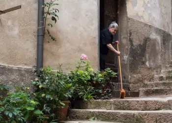 Numri i njerëzve mbi 100 vjeç po rritet në Itali, zbulohen sekretet e jetëgjatësisë