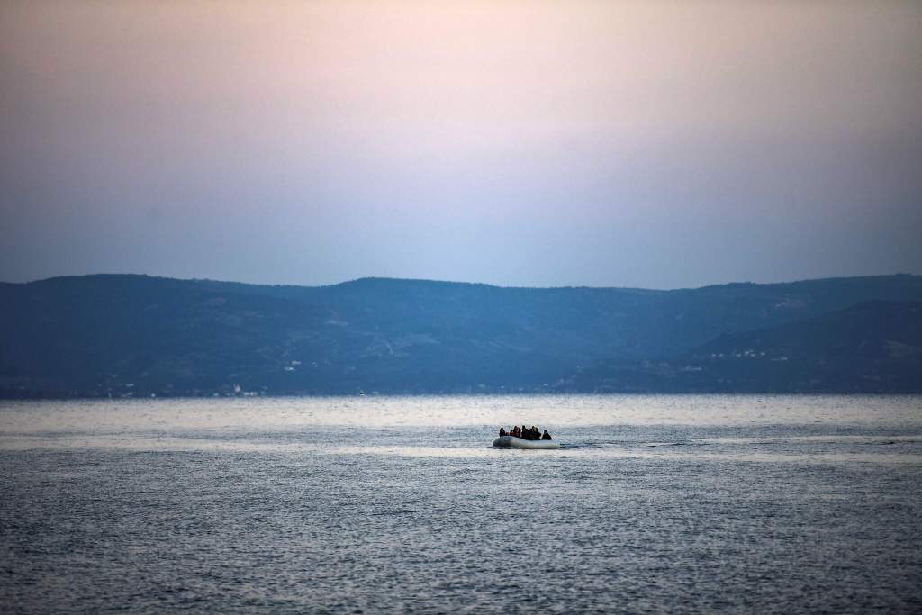 Pamjet tronditëse në Egje: Roja greke përplas qëllimisht varkën me emigrantë për t’i mbytur në det, pse Europa hesht sërish?