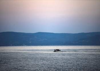 Pamjet tronditëse në Egje: Roja greke përplas qëllimisht varkën me emigrantë për t’i mbytur në det, pse Europa hesht sërish?