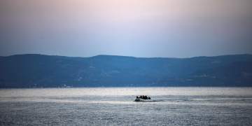 Pamjet tronditëse në Egje: Roja greke përplas qëllimisht varkën me emigrantë për t’i mbytur në det, pse Europa hesht sërish?