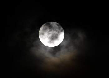 Hëna Castor ndriçon qiellin, superhëna më e madhe e vitit 2025