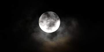 Hëna Castor ndriçon qiellin, superhëna më e madhe e vitit 2025