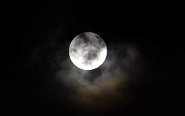 Hëna Castor ndriçon qiellin, superhëna më e madhe e vitit 2025