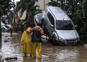 Tajfuni Kalmagi përshkon Filipinet, banorët në çati për të shpëtuar veten, dy të vdekur