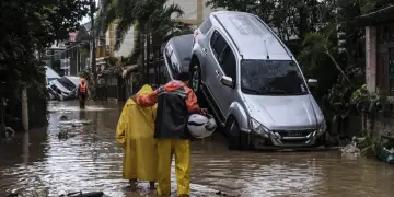 Tajfuni Kalmagi përshkon Filipinet, banorët në çati për të shpëtuar veten, dy të vdekur