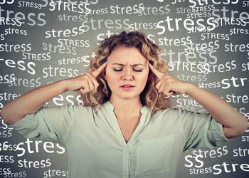 Stresi na bën më bujarë: Pse ndihmojmë viktimën në vend që të ndëshkojmë fajtorin