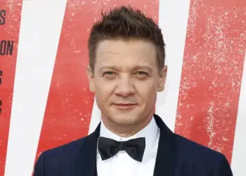 “Do të thërras Imigracionin”/ Regjisorja kineze pretendon se Jeremy Renner e shantazhoi