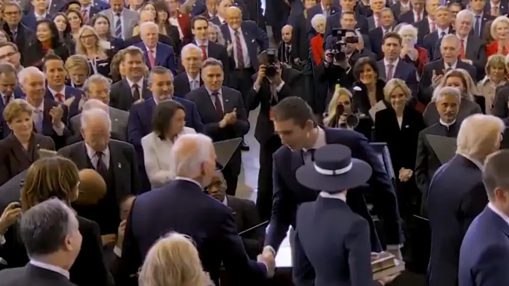 Misteri: Çfarë i pëshpëriti Barron Trump Joe Biden gjatë inaugurimit të babait të tij