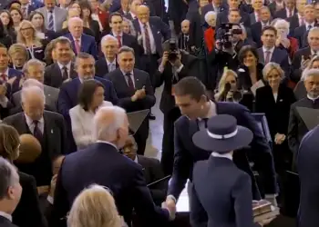 Misteri: Çfarë i pëshpëriti Barron Trump Joe Biden gjatë inaugurimit të babait të tij